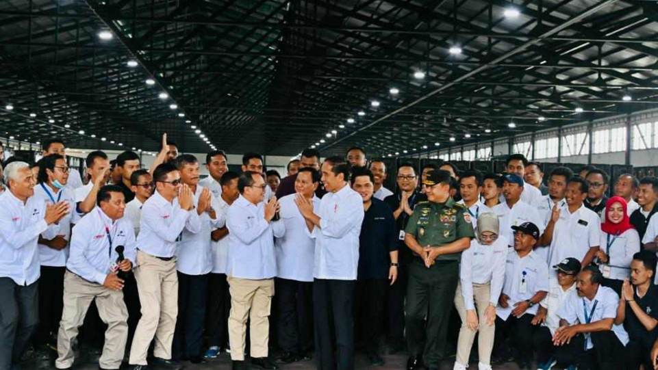 Presiden Jokowi dan Ibu Iriana beserta rombongan saat kunjungi PT Pindad. (Dok. Laily Rachev - Biro Pers Sekretariat Presiden)